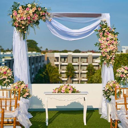 Courtyard by Marriott Bali Seminyak Resort Eksteriør bilde A wedding canopy