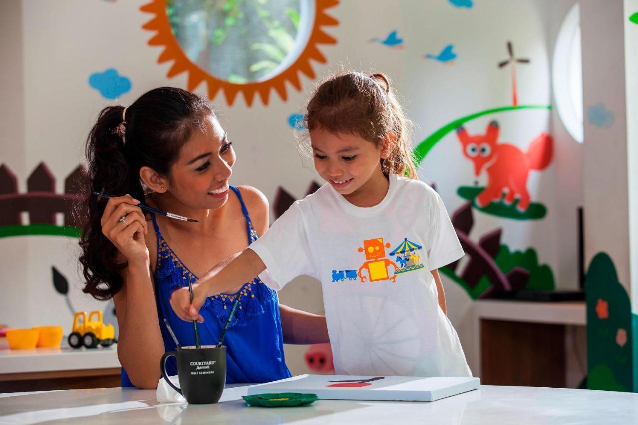 Courtyard by Marriott Bali Seminyak Resort Eksteriør bilde A child and her mother at the Legoland Discovery Centre in Bangkok, Thailand
