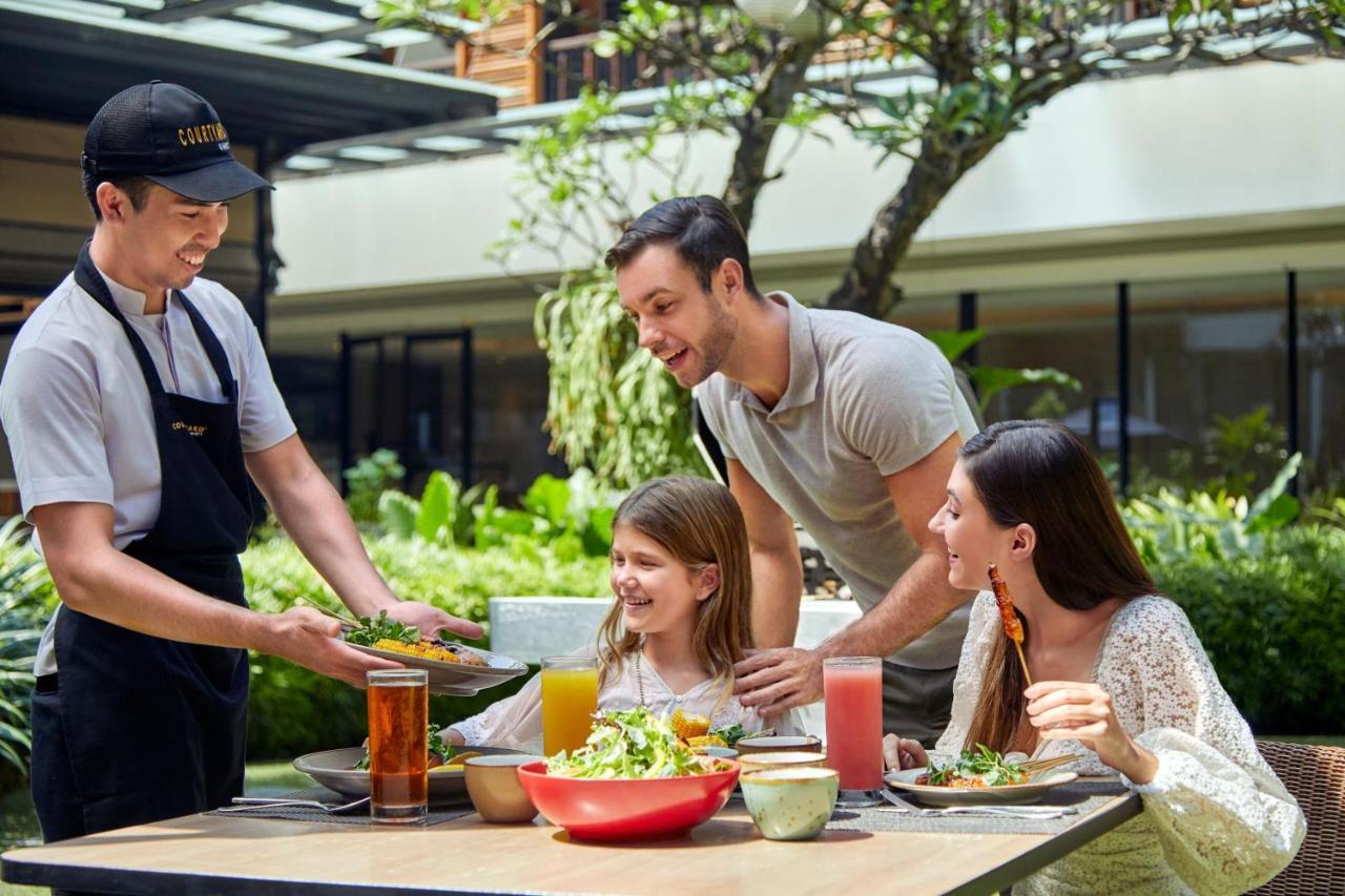 Courtyard by Marriott Bali Seminyak Resort Eksteriør bilde Family dining at the hotel