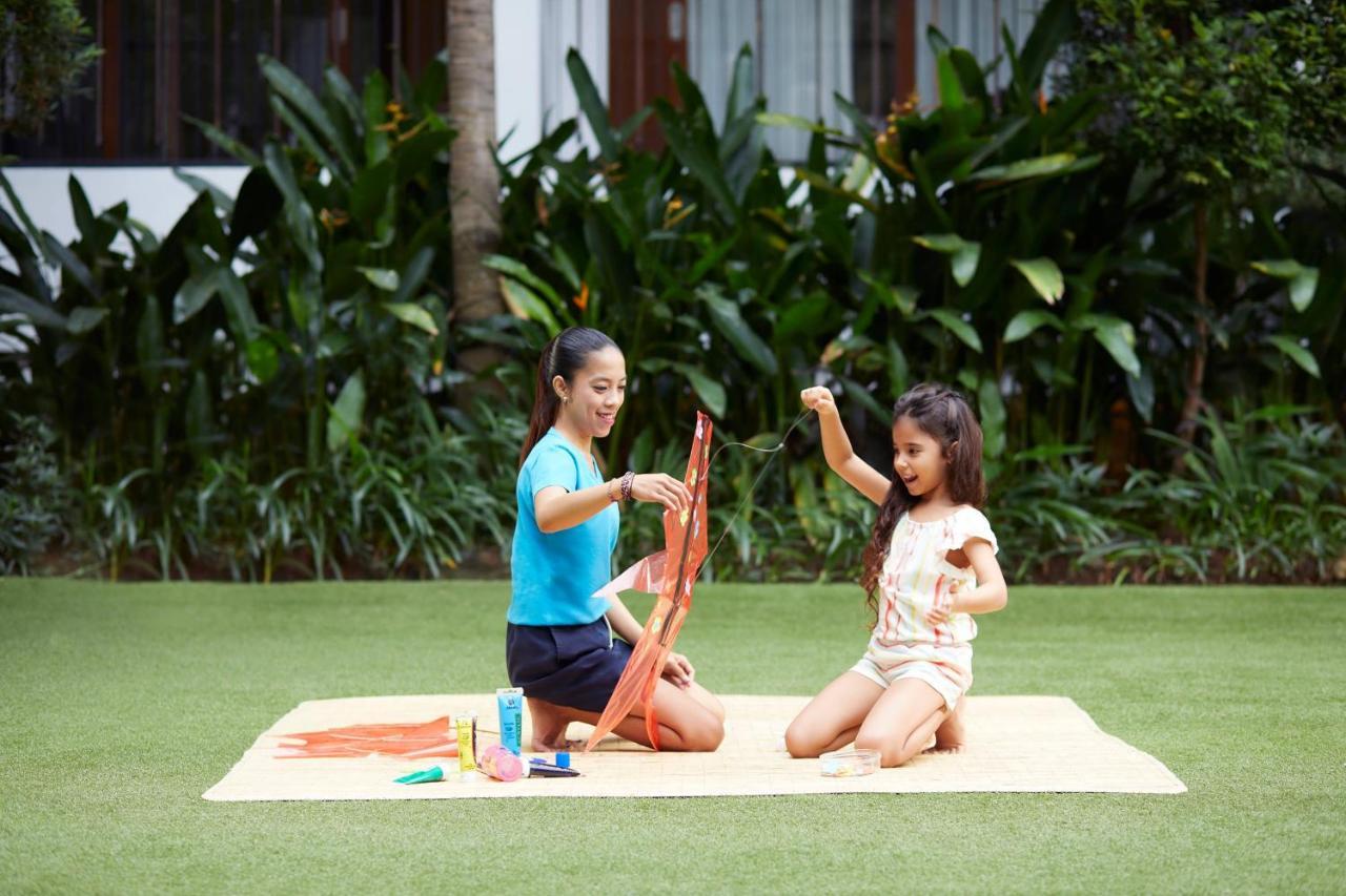 Courtyard by Marriott Bali Seminyak Resort Eksteriør bilde Children playing with a hula hoop