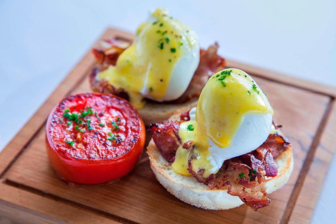 Courtyard by Marriott Bali Seminyak Resort Eksteriør bilde Eggs Benedict