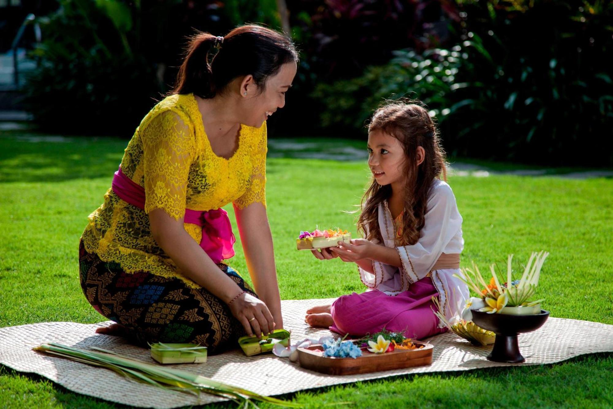 Courtyard by Marriott Bali Seminyak Resort Eksteriør bilde A Balinese Hindu woman and her daughter preparing offerings.