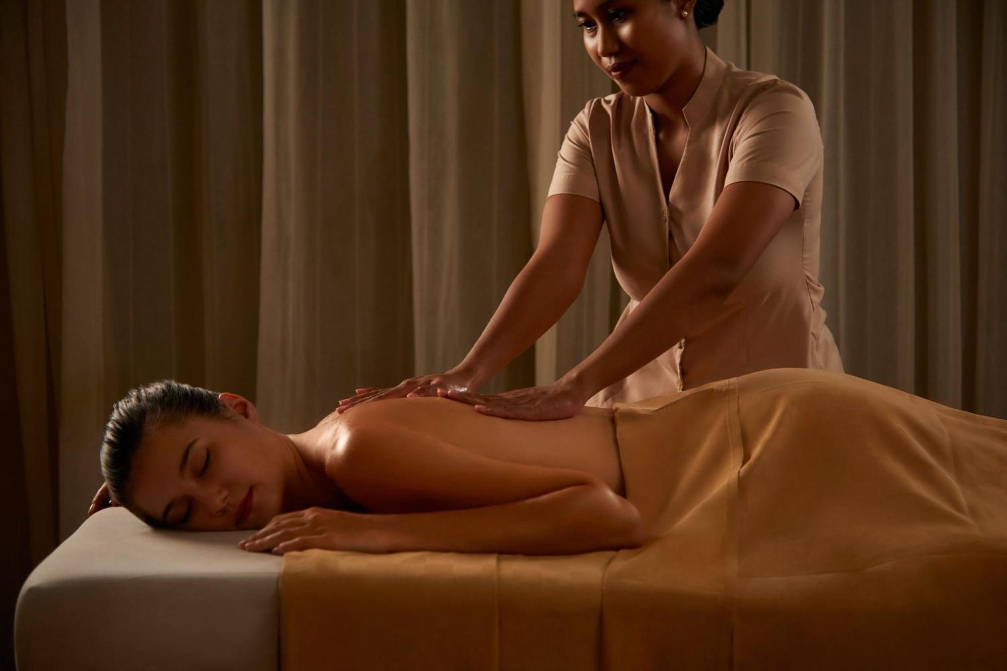 Courtyard by Marriott Bali Seminyak Resort Eksteriør bilde A massage therapist working on a client