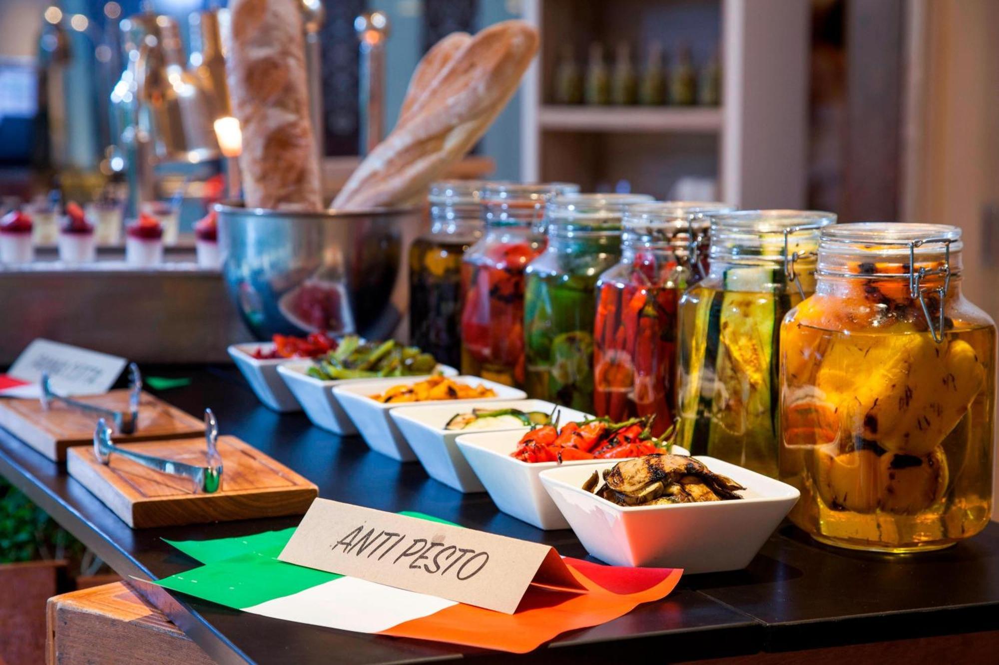 Courtyard by Marriott Bali Seminyak Resort Eksteriør bilde Antipasto