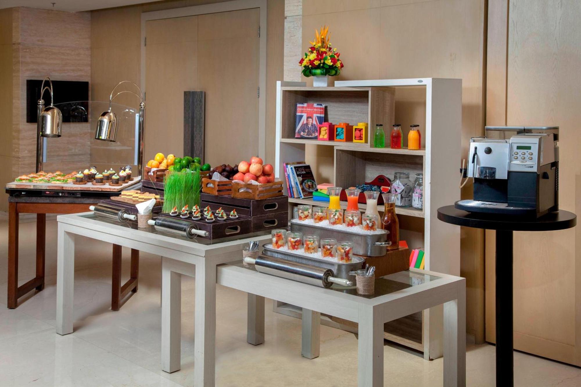 Courtyard by Marriott Bali Seminyak Resort Eksteriør bilde A coffee break