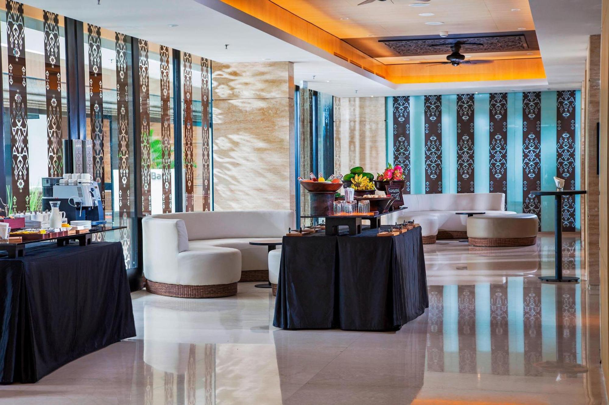 Courtyard by Marriott Bali Seminyak Resort Eksteriør bilde The lobby of the hotel