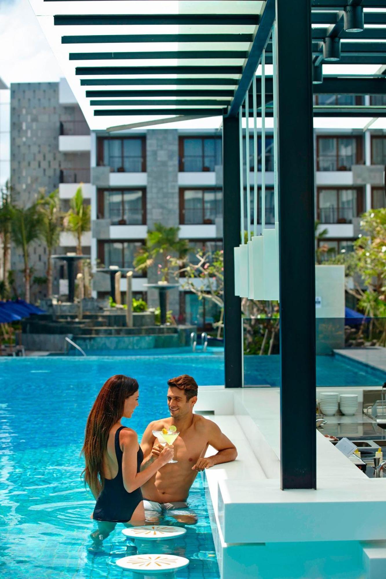 Courtyard by Marriott Bali Seminyak Resort Eksteriør bilde The swimming pool at the hotel