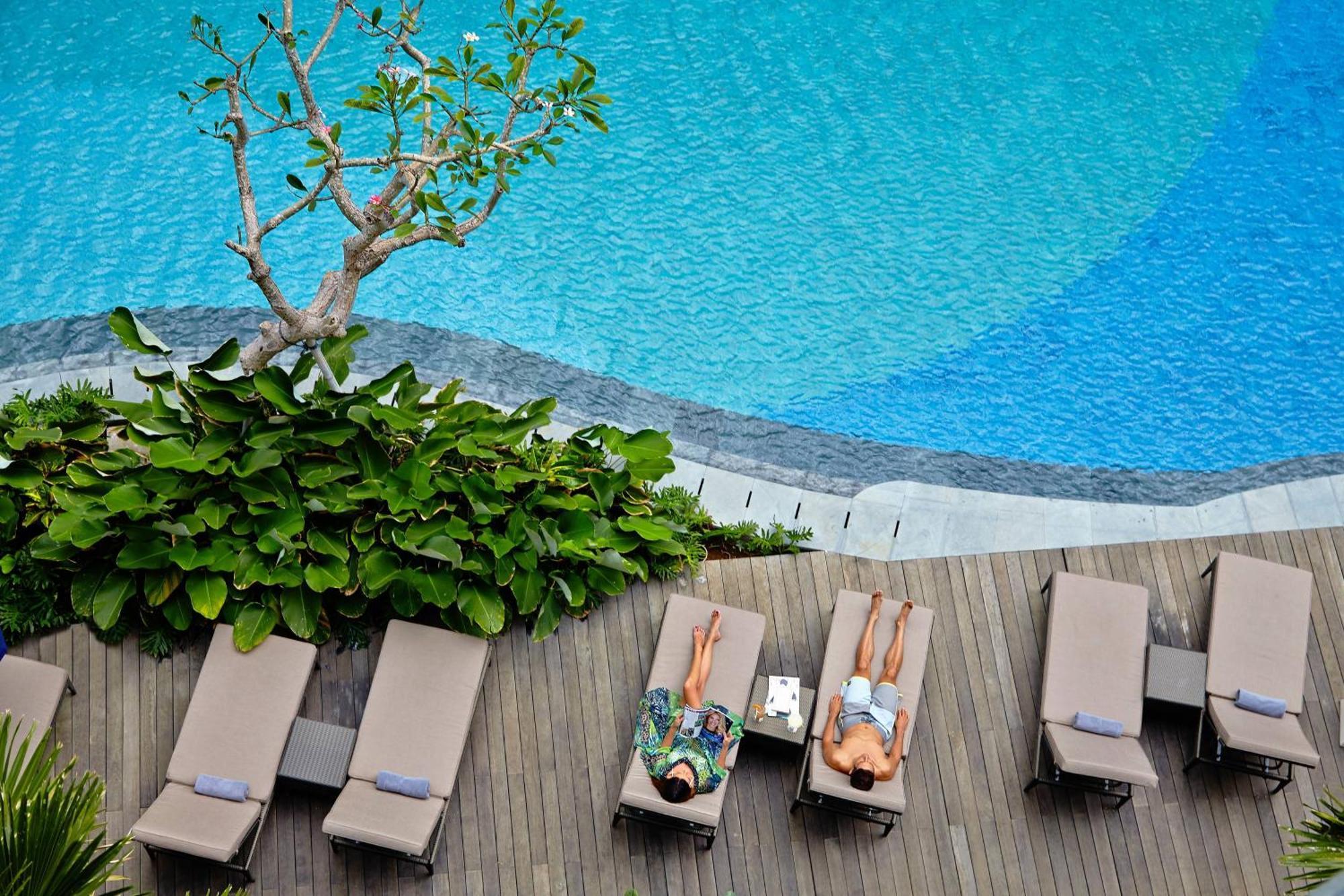 Courtyard by Marriott Bali Seminyak Resort Eksteriør bilde The pool at the hotel