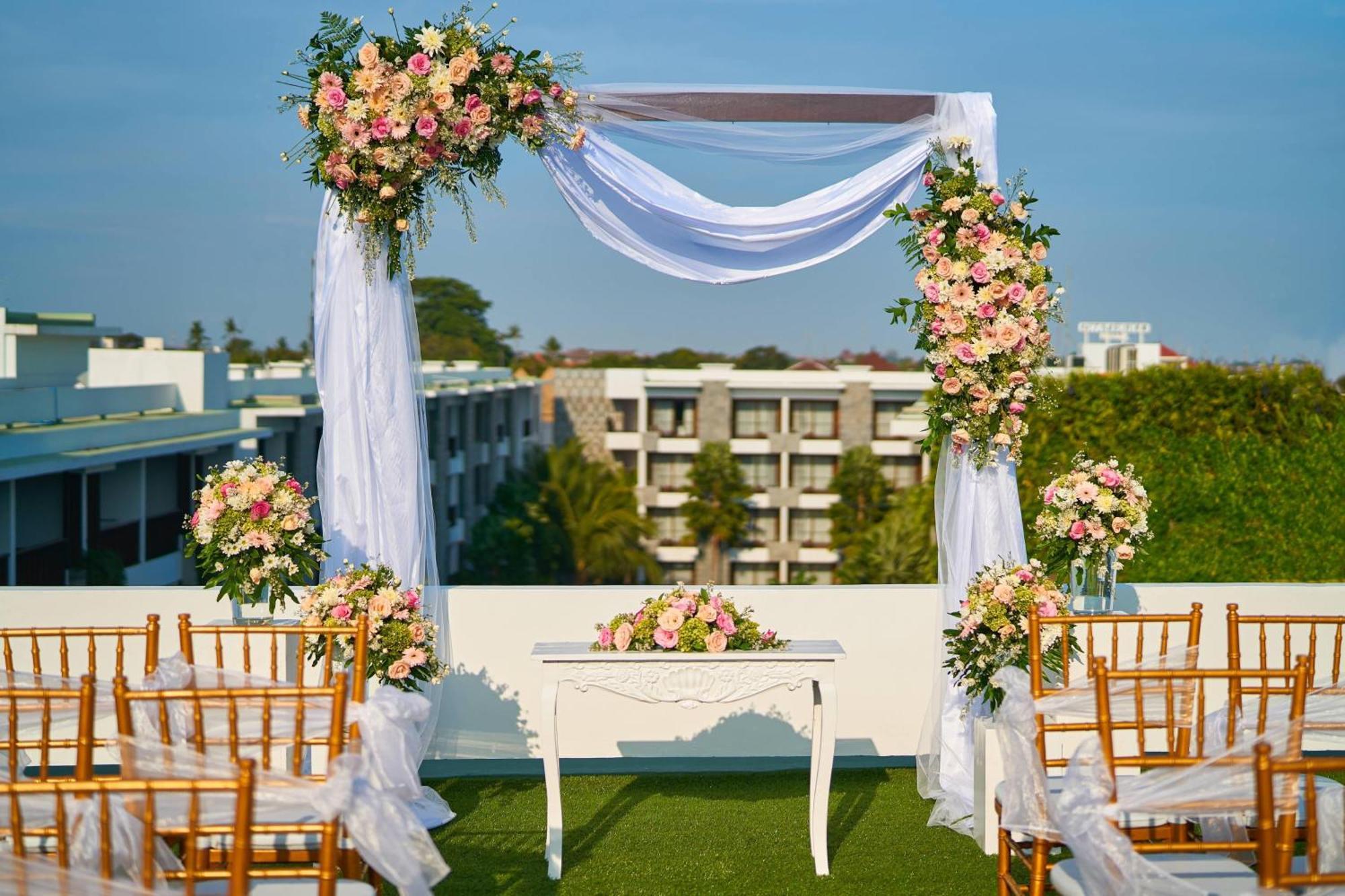 Courtyard by Marriott Bali Seminyak Resort Eksteriør bilde A wedding canopy