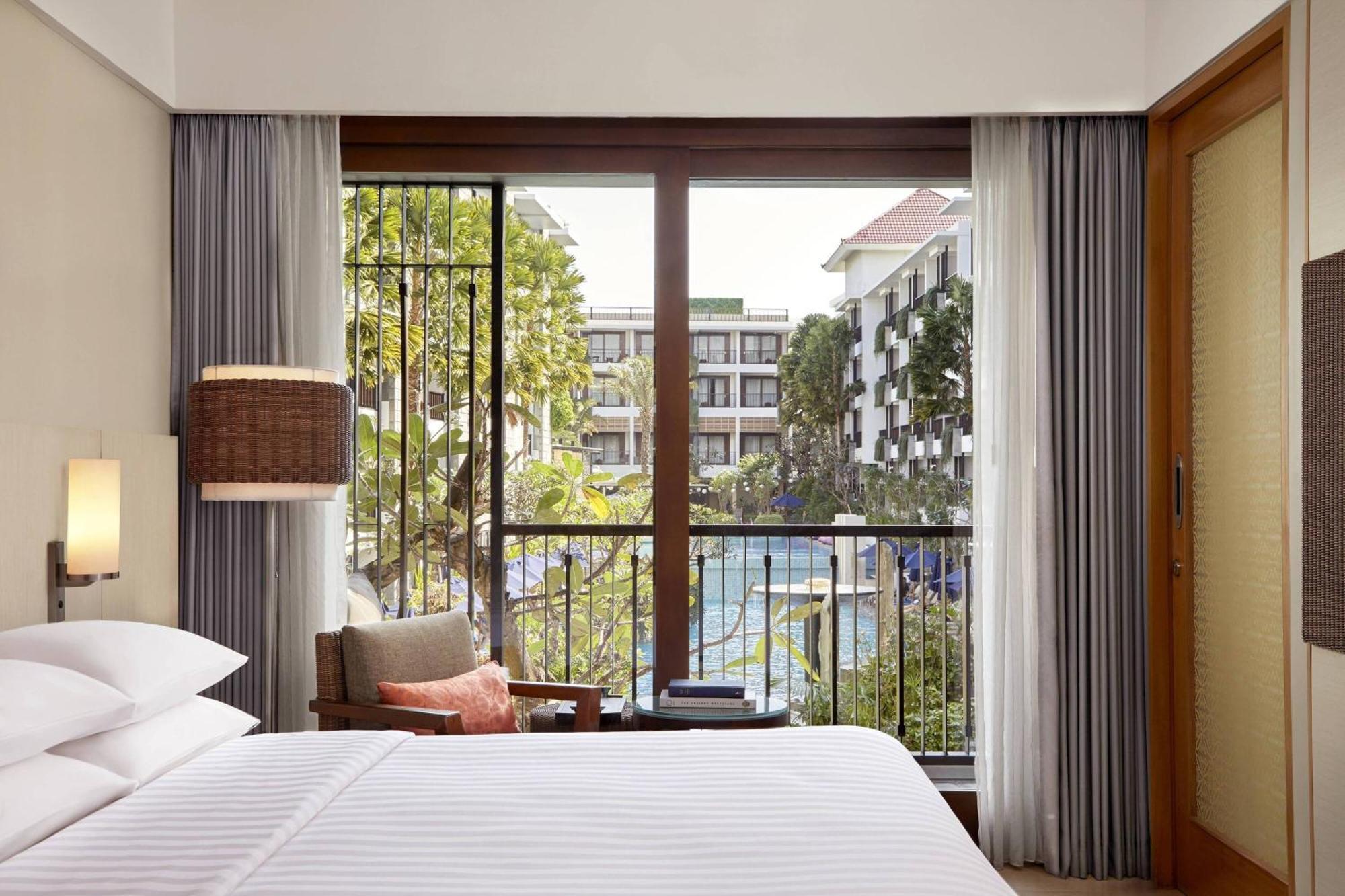 Courtyard by Marriott Bali Seminyak Resort Eksteriør bilde Deluxe Pool View