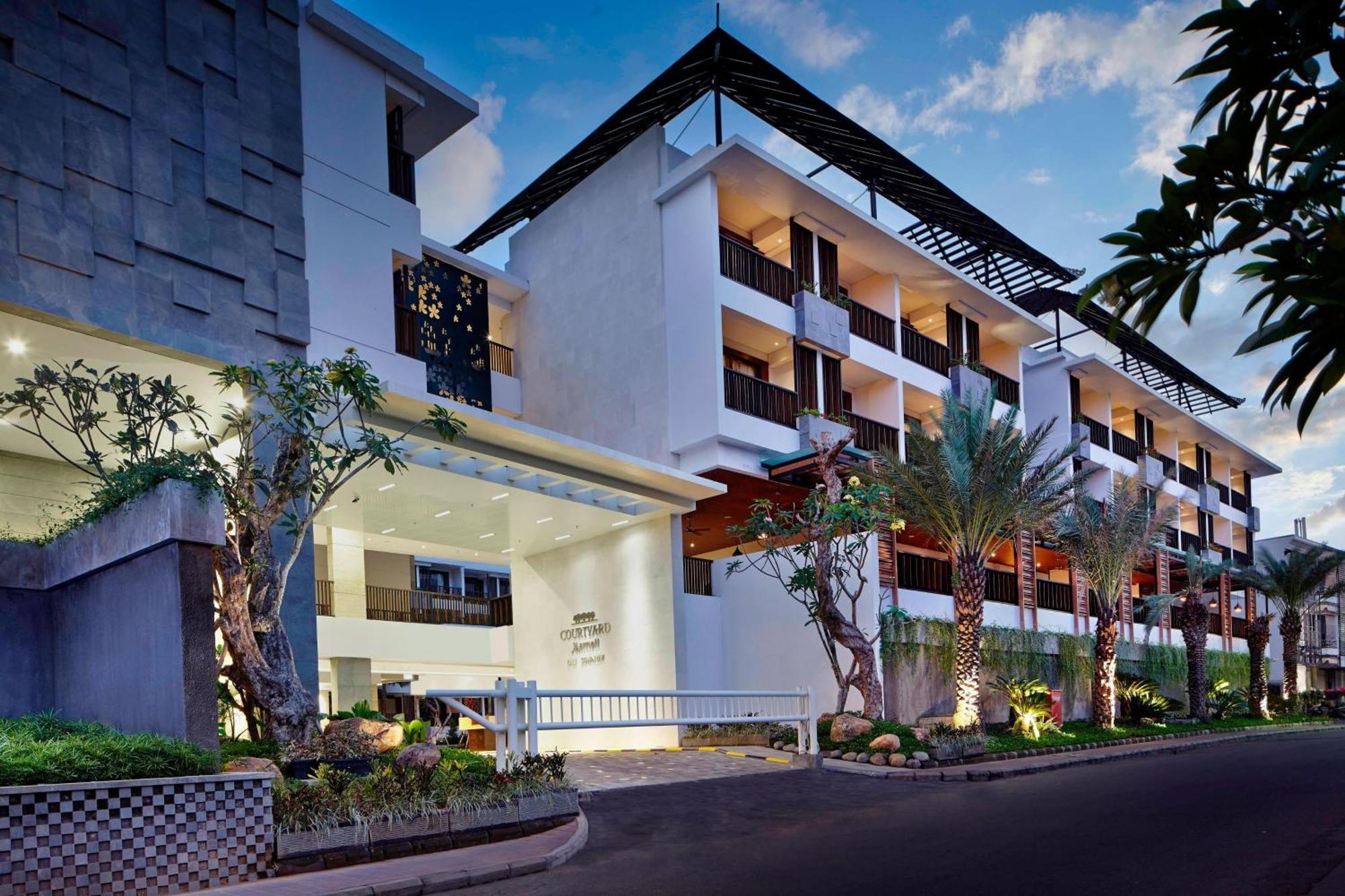 Courtyard by Marriott Bali Seminyak Resort Eksteriør bilde The hotel's main entrance