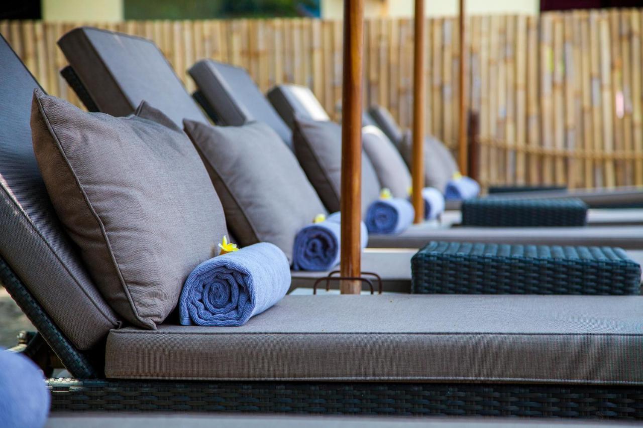 Courtyard by Marriott Bali Seminyak Resort Eksteriør bilde A row of chaise lounges